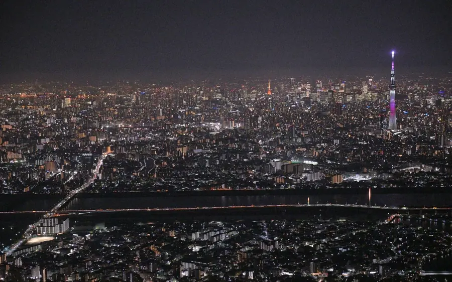 Der Skytree nachts beleuchtet über einer Stadt voller Lichter