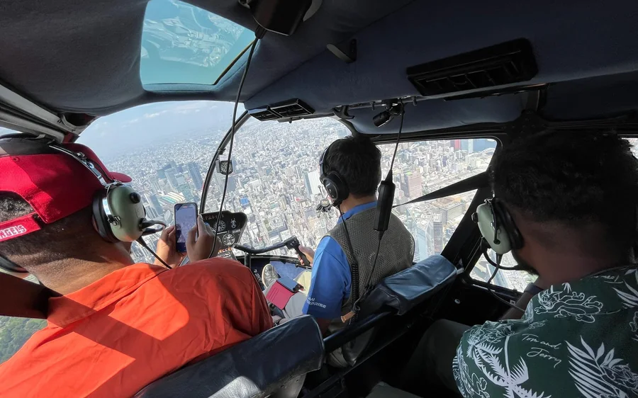 Der Blick nach vorn aus der Kabine, vorbei am Piloten und am Instrumentenbrett
